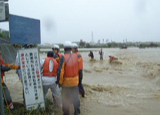 桂川の溢水の様子